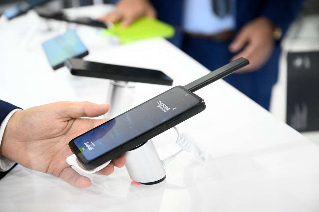 Bautizado Skyphone, este aparato, cuya salida se prevé en el “tercer trimestre” de 2024, ofrece la posibilidad de hacer llamadas y enviar mensajes vía satélite en más de 150 países