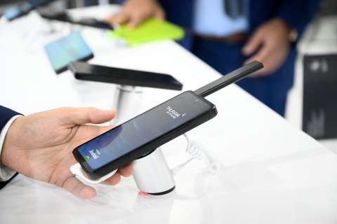 ¿Qué son los satphones y por qué se habla de carrera espacial con los celulares?