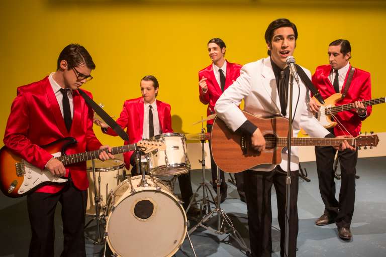 Se muestran sus inicios en la música con la agrupación “Los de fuego”. Además, inicia su amistad con Anderle, el representante y amigo que lo descubre y lo acompaña a lo largo de toda su carrera.