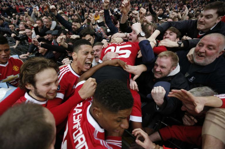 Manchester United ayudará a sus hinchas a llegar a Sevilla
