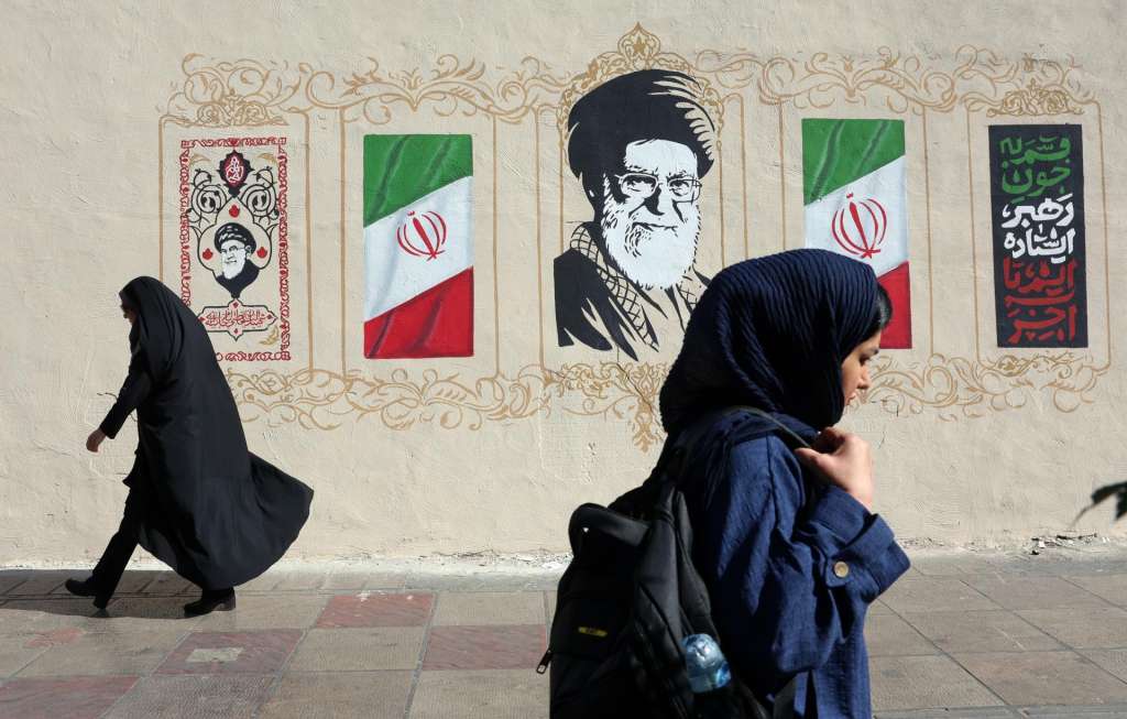 FOTODELDÍA TEHERÁN (IRÁN (República Islámica de)), 15/07/2026.- Mujeres iraníes caminan junto a un mural del difunto Líder Supremo iraní, el ayatolá Ali Jamenei, en una calle de Teherán, Irán, este miércoles. El ejército estadounidense ha restablecido oficialmente el bloqueo naval contra los puertos iraníes y ha llevado a cabo un cuarto día consecutivo de ataques contra las capacidades militares de Teherán, según el Comando Central de Estados Unidos (CENTCOM).EFE/EPA/ABEDIN TAHERKENAREH RESTRICCIONES: Prohibido el acceso a medios de comunicación israelíes/canales de televisión en persa fuera de Irán/Estrictamente prohibido el acceso a BBC Persian/VOA Persian/Manoto TV/Televisión Internacional de Irán. (Según lo dispuesto por la Dirección General de Medios de Comunicación Extranjeros de Irán)