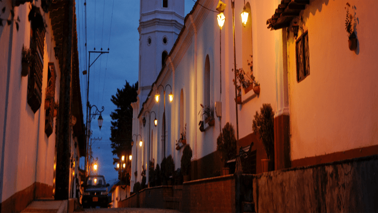 Este municipio, votado como el "Pueblito más lindo de Norte de Santander" en 1995 es reconocido por estar compuesto únicamente por tres calles: la del Comercio o Belén de Jesús, la del Medio y la de Atrás o de San Diego. Los Estoraques, área natural del pueblo, tiene características de desierto y cuenta con formaciones como esculturas geológicas