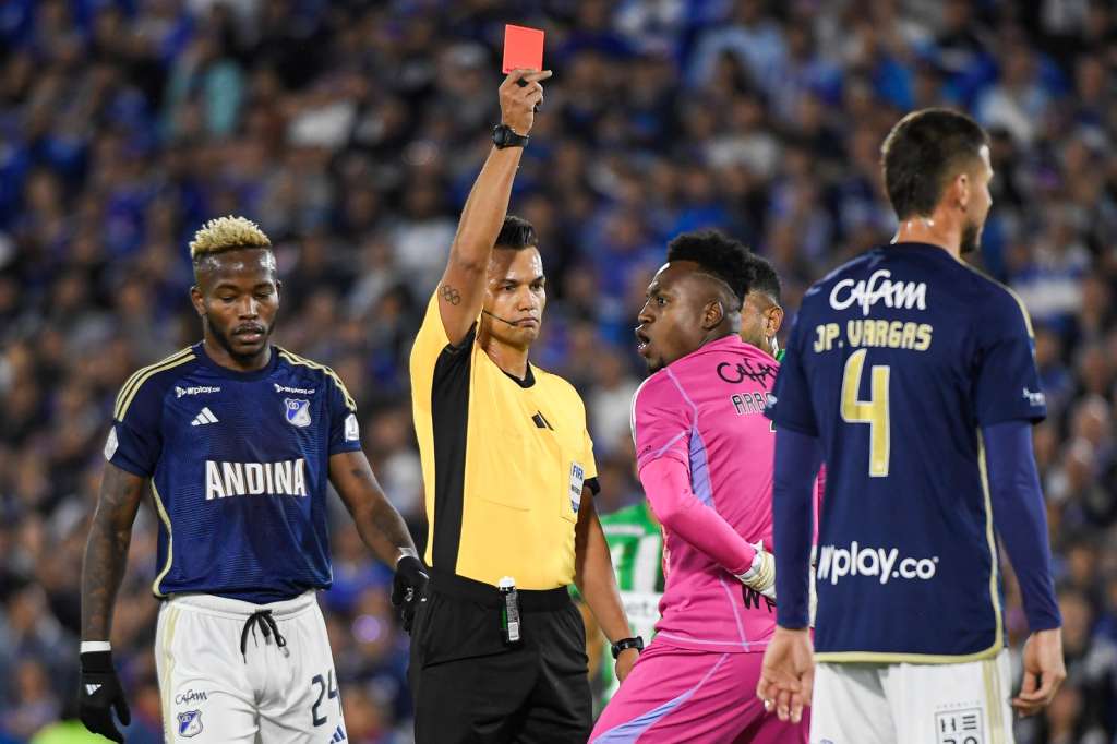 De un error de Jovani Welch (izq.) nació la expulsión del portero Iván Arboleda, que cometió una falta sobre Kevin Viveros en al borde del área cuando el delantero quedó mano a mano.