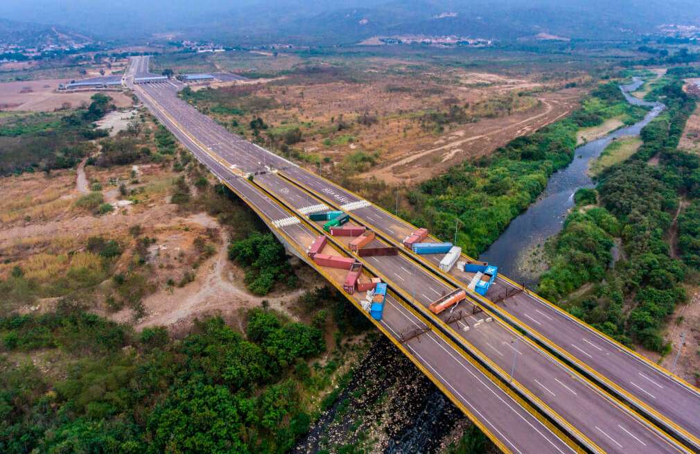 Estos son los contenedores que puso el gobierno de Nicolás Maduro en el puente de Tienditas. / AFP