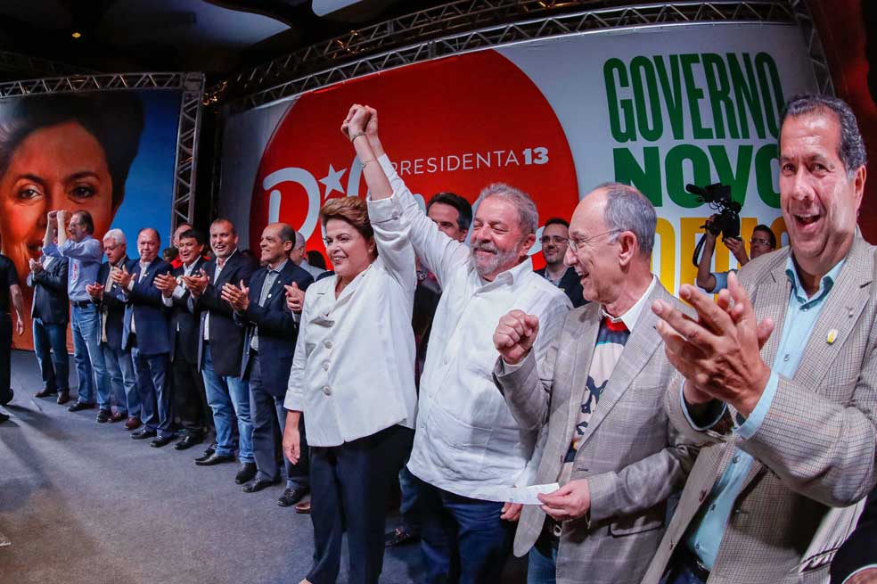 La presidenta Dilma Rousseff celebró su victoria en compañía del exmandatario Luiz Inácio Lula (centro). / AFP