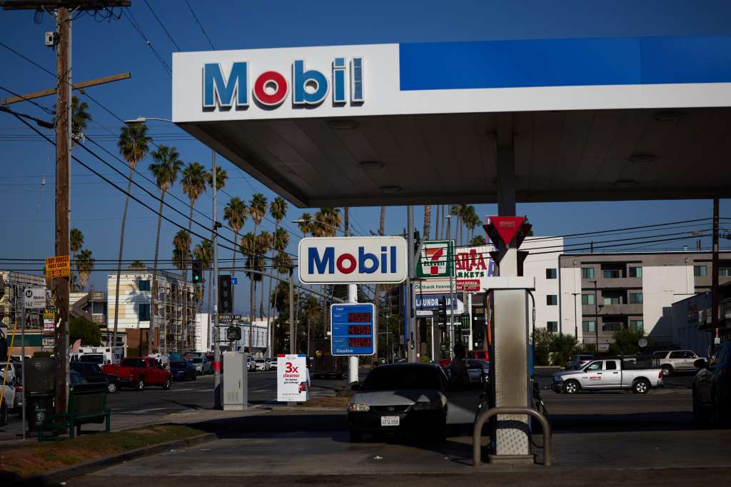 Los Angeles (United States), 23/09/2024.- A sign for Mobil is seen in Los Angeles, California, USA, 23 September 2024. California Attorney General Rob Bonta filed a lawsuit on 23 September, accusing Exxon Mobil of allegedly engaging in a decades-long 'campaign of deception' about the amount of plastic waste the petrochemical company produces, and falsely leading the public to believe that plastic waste is easily and safely disposable via recycling, incineration or landfills. The company is the world's largest producer of polymers used to make single-use plastics. (Ciclismo) EFE/EPA/ALLISON DINNER