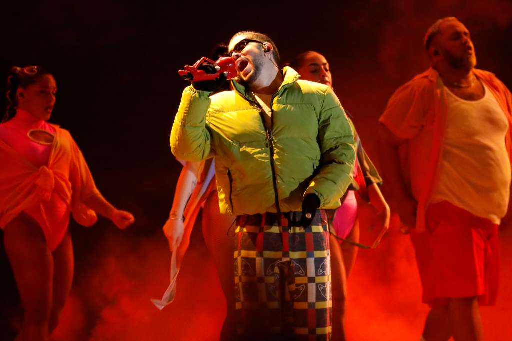 BOG400. BOGOTÁ (COLOMBIA), 20/11/2022.- El cantante puertorriqueño Bad Bunny se presenta este domingo en concierto en el estadio El Campín, en Bogotá (Colombia). Bad Bunny deleitó a la capital colombiana este domingo como parte de su gira "World´s Hottest Tour 2022", tras dos presentaciones con lleno total en la ciudad de Medellín. EFE/Carlos Ortega