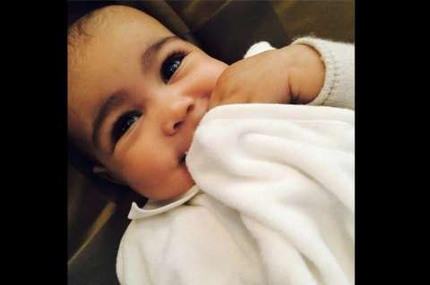 Kim Kardashian comparte una nueva foto de su hija