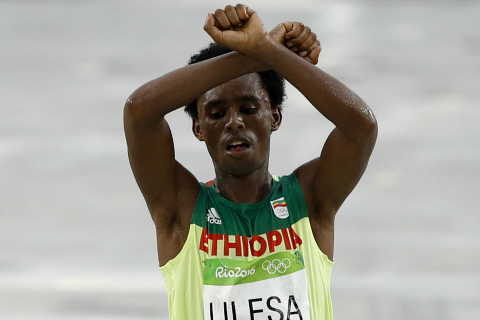 Feyisa Lilesa, atleta etíope refugiado en Estados Unidos. / AFP