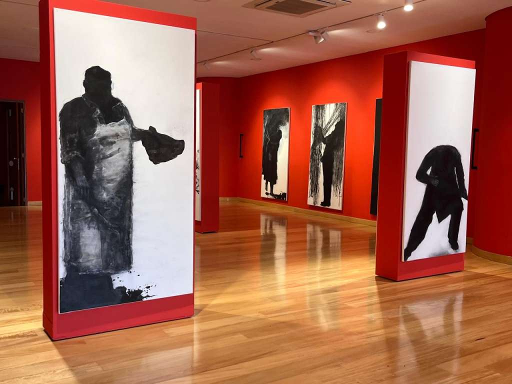 "Errancia en el país del olvido" es una exposición de entrada libre que se puede visitar en la sede Chicó de la Alianza Francesa (Carrera 11 #93-40).