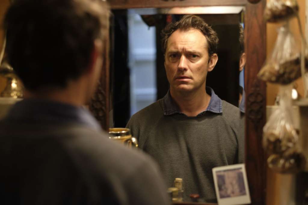 Jude Law, protagonista de “Verano”, el primer capítulo de la miniserie “The third day” de HBO.