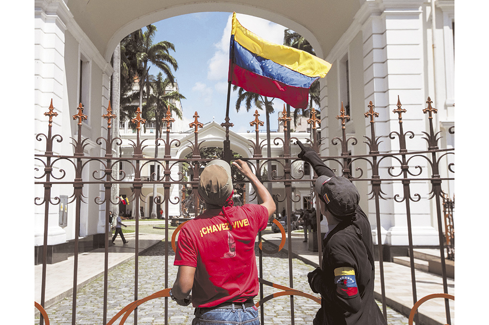 Simpatizantes del gobierno cerca de la Asamblea Nacional. / EFE