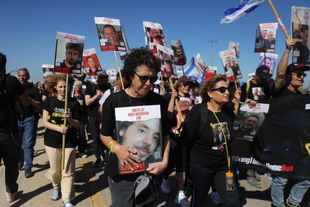 Kiryat Gat (Israel), 29/02/2024.- Families of hostages held by Hamas in Gaza participate in the second day of a four-day march to Jerusalem, near the city of Kiryat Gat, southern Israel, 29 February 2024. Families started on 28 February their four-day march to Jerusalem where they will hold a rally in front of the Knesset on 02 March, to call for the immediate release of 134 Israeli hostages held in Gaza. Thousands of Israelis and Palestinians have been killed since the militant group Hamas launched an unprecedented attack on Israel from the Gaza Strip on 07 October 2023, and the Israeli strikes on the Palestinian enclave which followed it. (Jerusalén) EFE/EPA/ABIR SULTAN