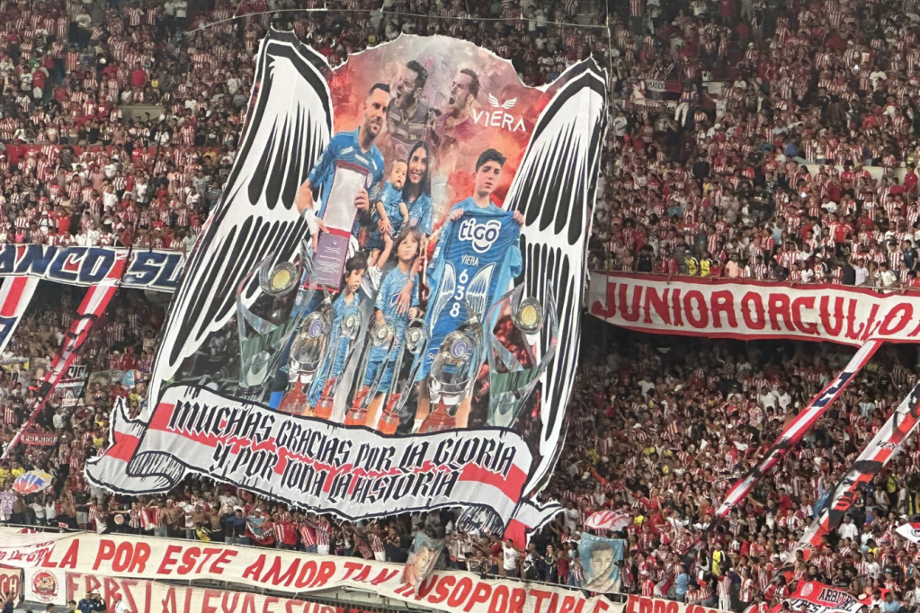 Más de 45.000 aficionados llenaron el estadio Metropolitano de Barranquilla para la despedida de Sebastián Viera.