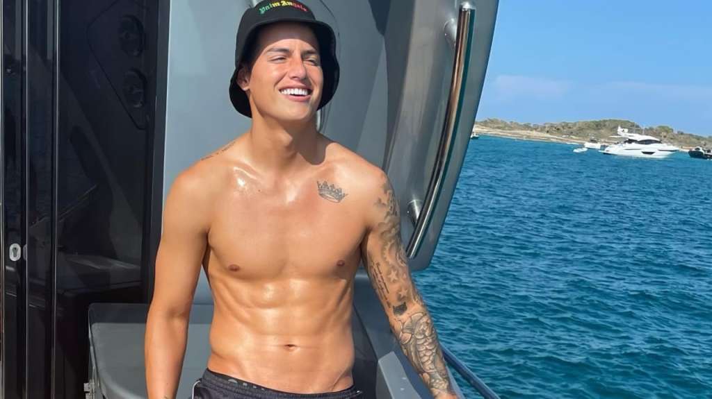 James Rodríguez disfruta de sus vacaciones en Ibiza, España.