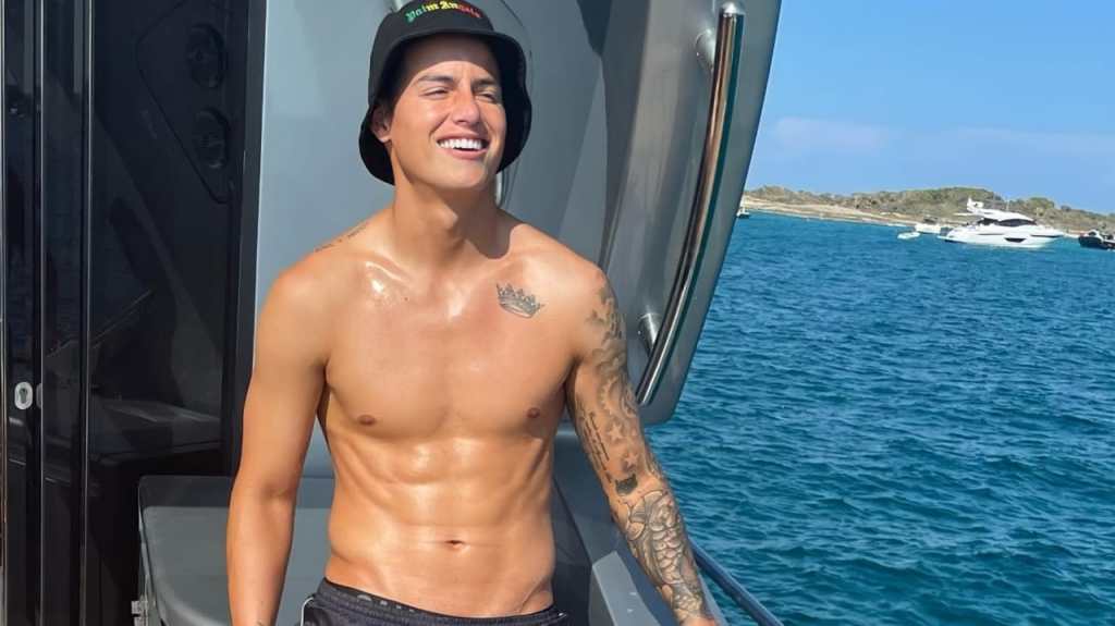 James Rodríguez disfruta de sus vacaciones en Ibiza, España.