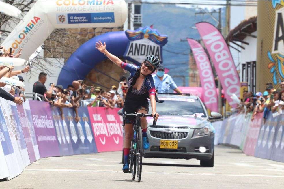 Estefanía Herrera, en la meta de la quinta etapa, que terminó en Bucaramanga.