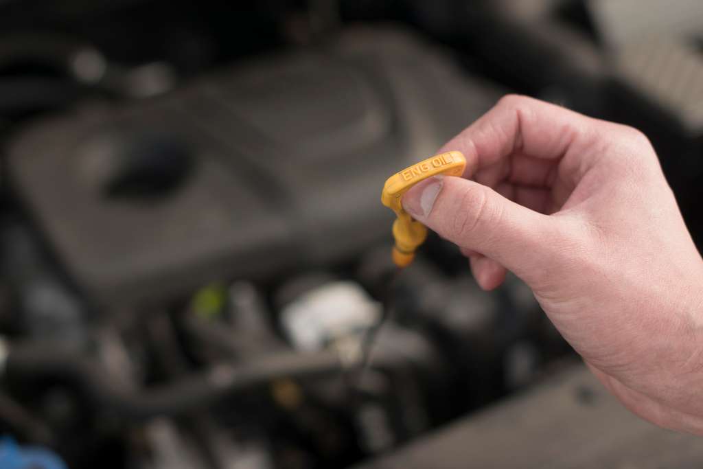 Esto debe hacer si se enciende el testigo del aceite en su carro