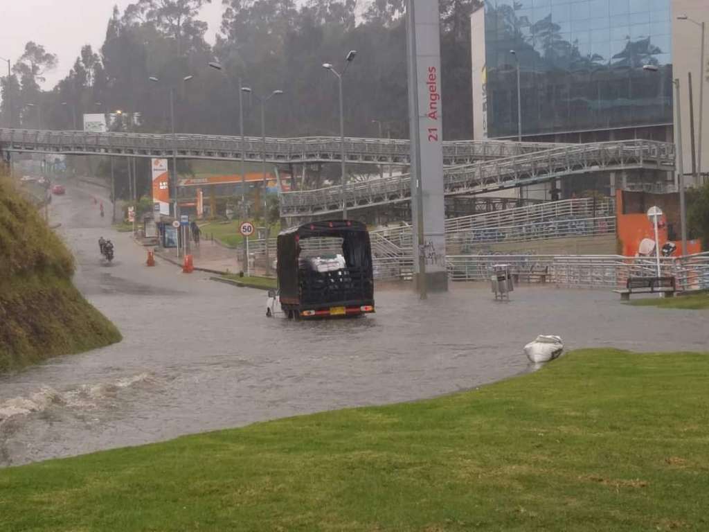 El martes 10 de septiembre se registró encharcamiento en la estación de Transmilenio 21 Ángeles