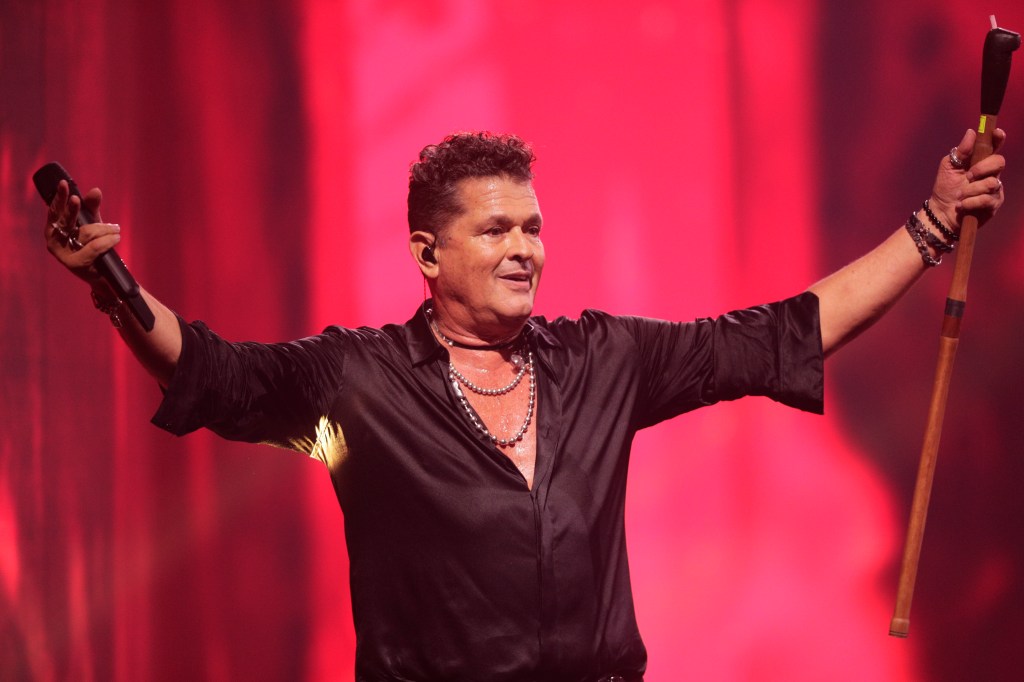 AME4005. VIÑA DEL MAR (CHILE), 26/02/2025.- El cantante colombiano Carlos Vives se presenta durante el 64º Festival Internacional de la Canción de Viña del Mar este miércoles, en el escenario de la Quinta Vergara en Viña del Mar (Chile). EFE/ Adriana Thomasa