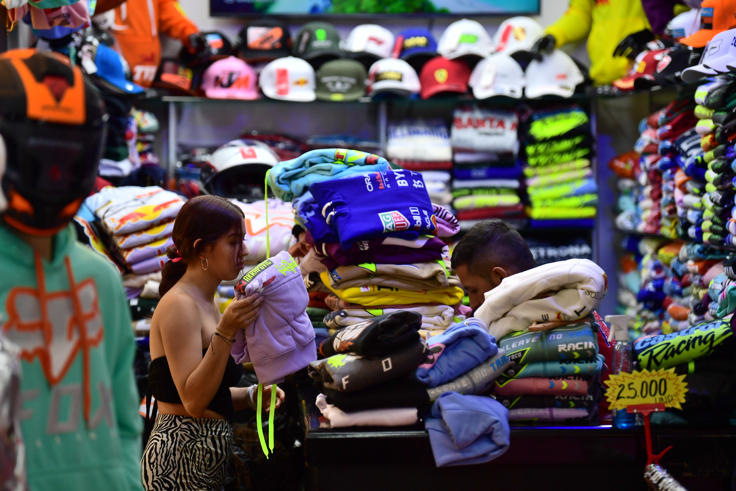 Comerciantes se preparan para una nueva jornada de ventas en San Victorino