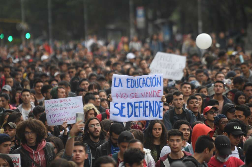 Estudiantes de 12 universidades se manifestaron por las principales vías de Bogotá, rechazando los posibles actos de corrupción en la Universidad Distrital, los procedimientos violentos del Esmad y los actos vandálicos de encapuchados.