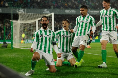 Real Madrid perdió en su visita al Betis de Juan Camilo “Cucho” Hernández