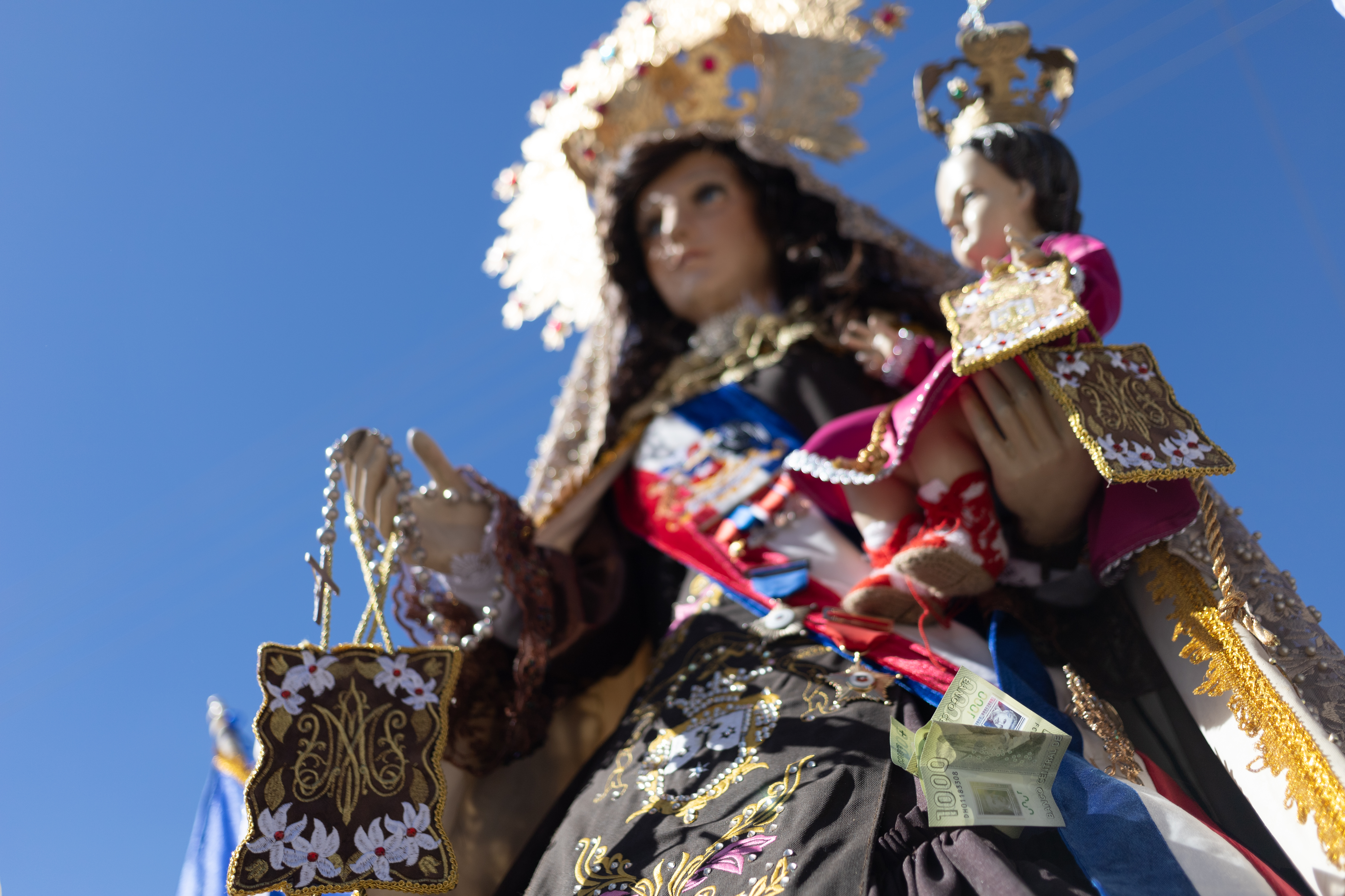AME2191. IQUIQUE (CHILE), 16/07/2024.- Fotografía de una imagen de la Virgen del Carmen durante la celebración de la Fiesta de La Tirana, este martes en la comuna de Pozo Almonte, en Iquique (Chile). La fiesta de La Tirana es la festividad religiosa más grande del país austral en honor a la Virgen del Carmen. EFE/ Ailen Diaz