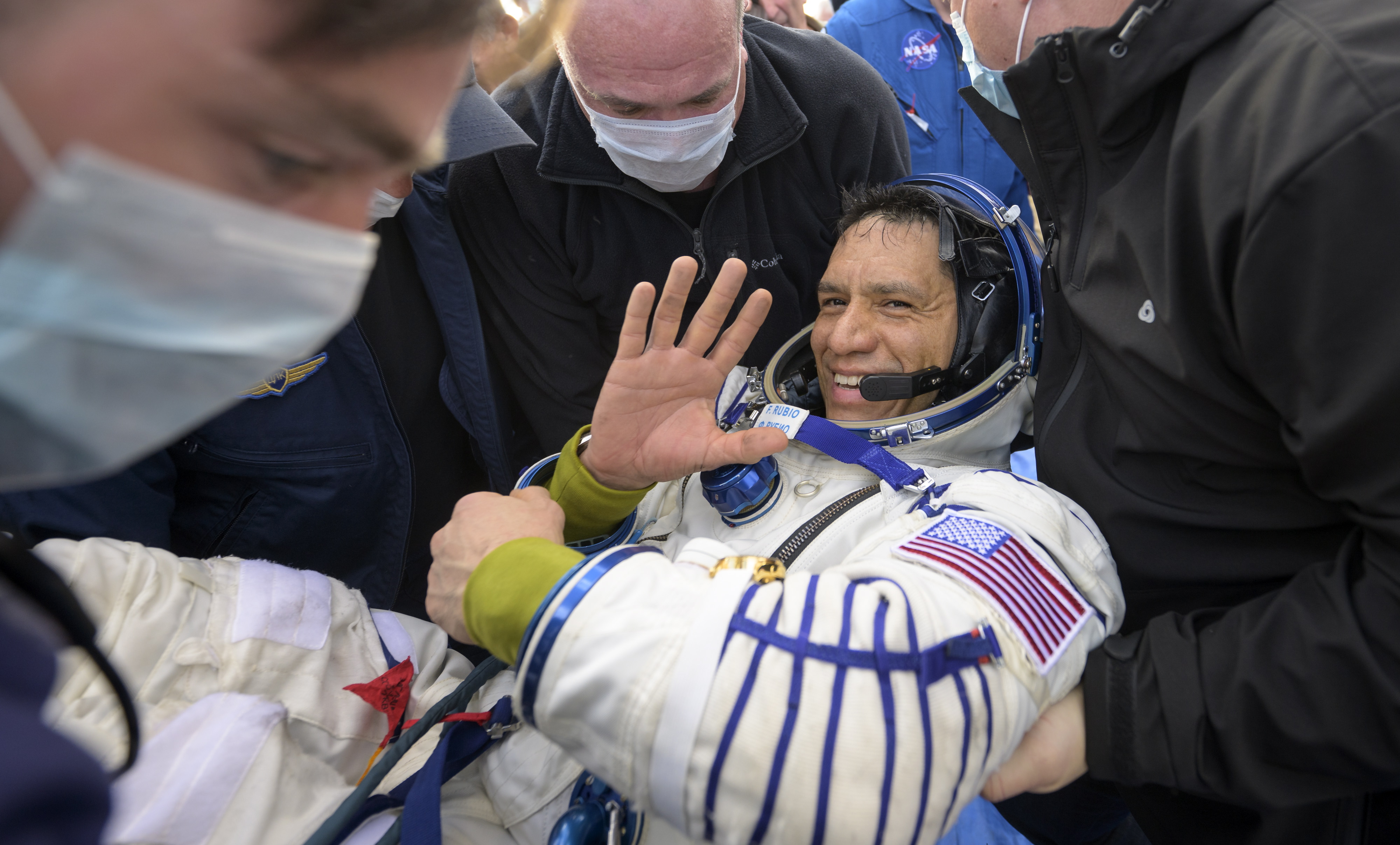 Zhezkazgan (Kazakhstan), 27/09/2023.- A handout picture made available by the National Aeronautics and Space Administration (NASA) shows Expedition 69 NASA astronaut Frank Rubio is helped out of the Soyuz MS-23 spacecraft just minutes after he and Roscosmos cosmonauts Sergey Prokopyev and Dmitri Petelin, landed in a remote area near the town of Zhezkazgan, Kazakhstan with Expedition, 27 September 2023. The trio are returning to Earth after logging 371 days in space as members of Expeditions 68-69 aboard the International Space Station. For Rubio, his mission is the longest single spaceflight by a U.S. astronaut in history. (Kazajstán) EFE/EPA/Bill Ingalls /NASA HANDOUT MANDATORY CREDIT: (NASA/Bill Ingalls)
AFS 8/101 - Permanent HANDOUT EDITORIAL USE ONLY/NO SALES