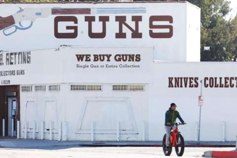 Demandan al gobernador de California por cerrar las tiendas de armas en medio de la pandemia