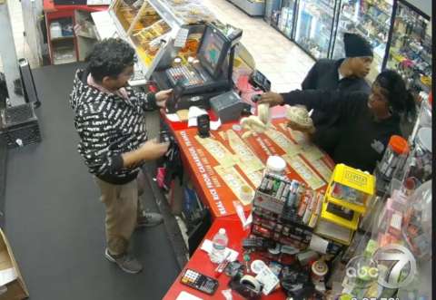 Ladrones usan pitones para amenazar a empleados de una estación de gasolina