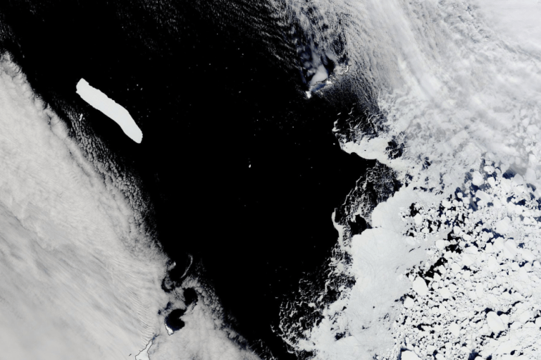 El mayor iceberg del mundo, el A-76A, flotando en la boca del Pasaje de Drake, una turbulenta extensión de agua en la Antártida.
La enorme placa de hielo mide unos 135 kilómetros de largo y 26 kilómetros de ancho. Se desprendió de la plataforma de hielo Ronne en 2021.