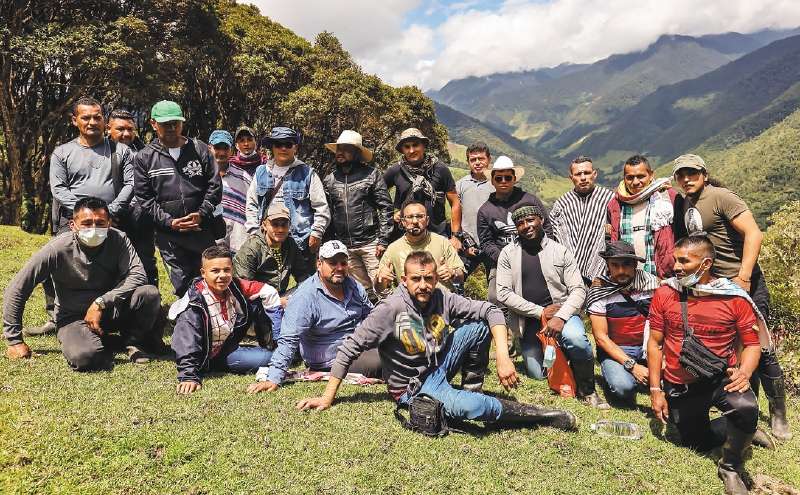 Grupo de excombatientes que hicieron acciones en esta zona durante el recorrido para identificar sitios con minas. / Archivo particular.