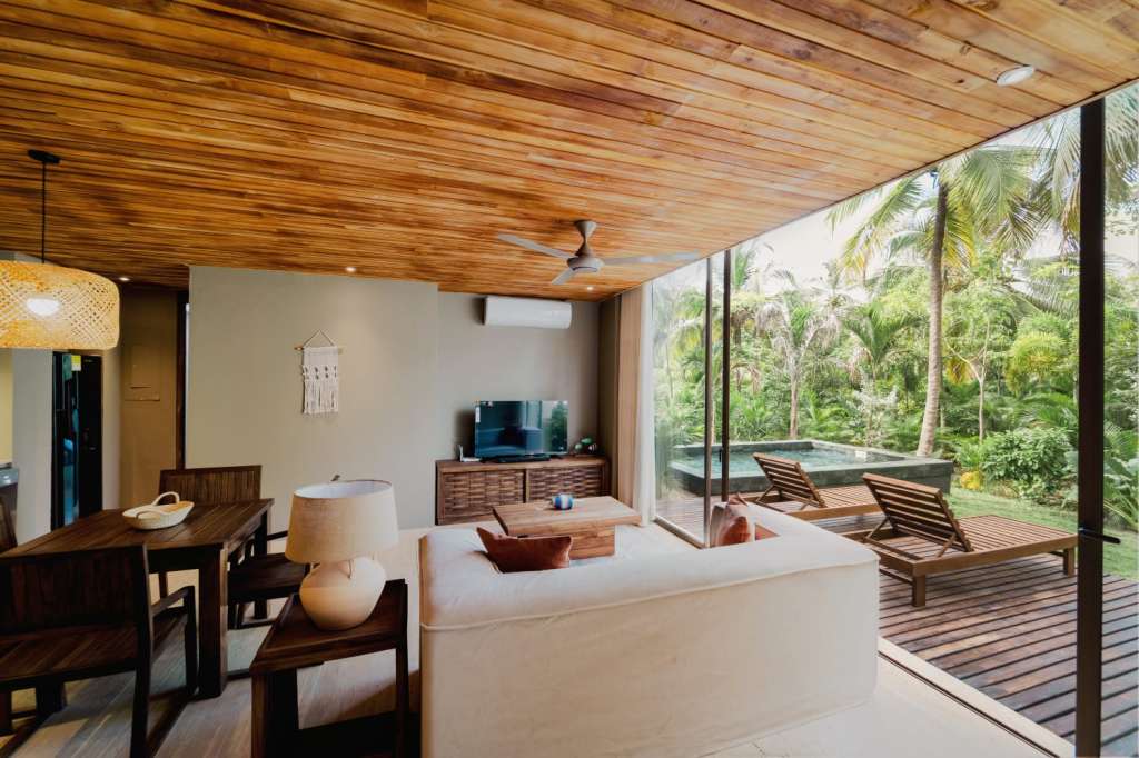 Con 103 habitaciones entre villas y casas de hasta 200m², cada espacio invita a la contemplación y al descanso, con terrazas, jardines, piscinas privadas y una arquitectura que honra la esencia caribeña y la artesanía local.