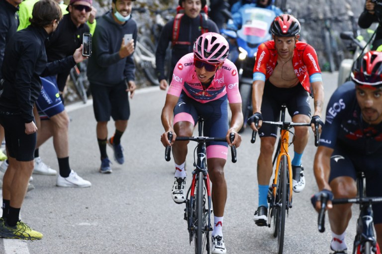 Egan Bernal sufrió en Sega Di Ala, pero defendió el liderato del Giro de Italia