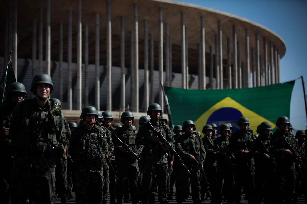 Miembros del Ejército brasileño forman en frente del estadio de Brasilia, en una presentación de las fuerzas de seguridad en un simulacro previo a los Olímpicos. / EFE.