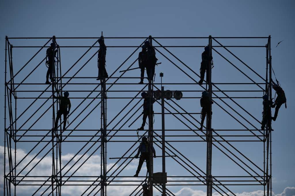 Obreros trabajando en altura.