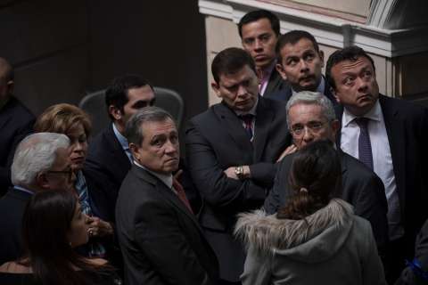 Uribe, a defender su investidura por votar las objeciones a la JEP