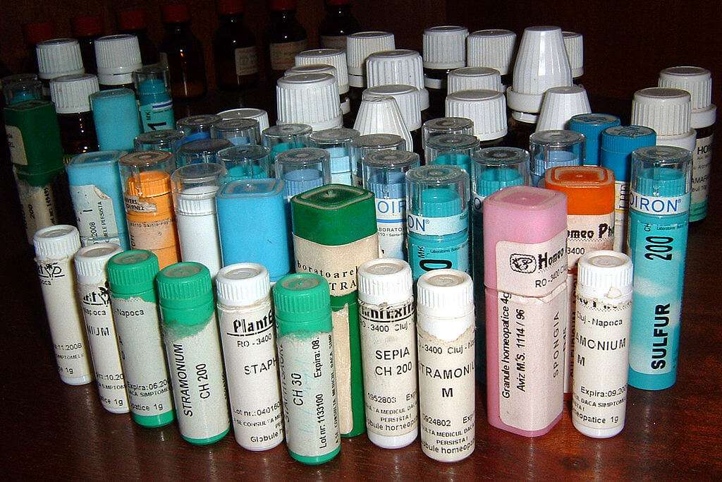 La Comisión de Transparencia de la Autoridad Nacional de Salud francesa concluyó que el interés clínico de los productos homeopáticos es insuficiente para justificar su financiación pública. / Wikimedia Commons, Wikidudeman [Public domain]