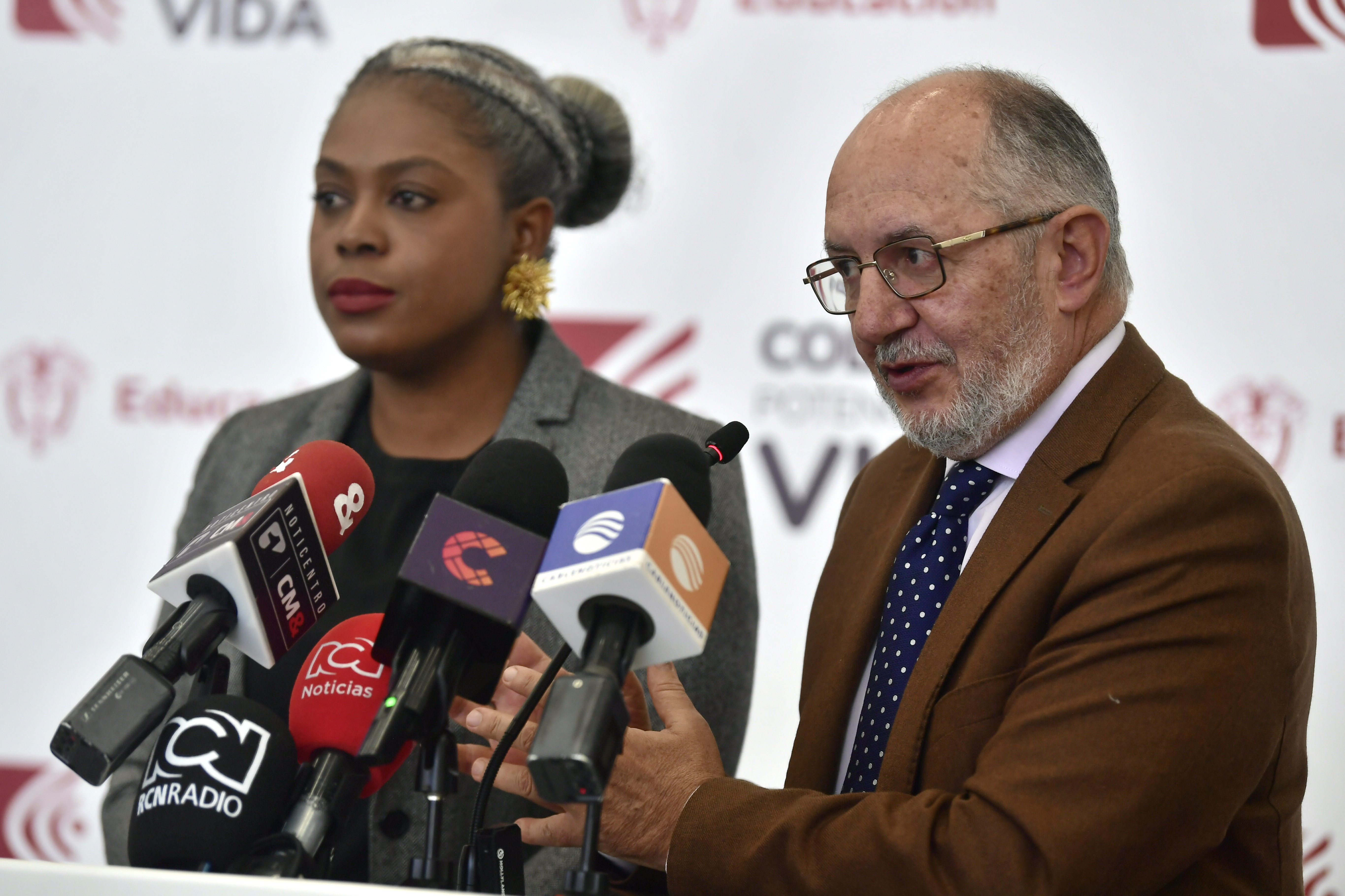Ministra de Educación Nacional y Alejandro Álvarez Gallego, viceministro de Educación Superior, presentando a la opinión pública la nueva Política de Gratuidad 'Puedo Estudiar' y los requisitos para aplicar a las 67 instituciones de educación superior públicas (izq-der).