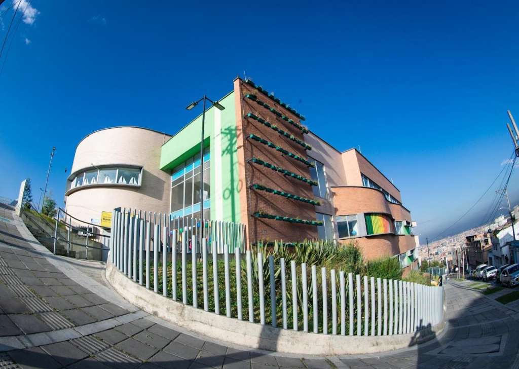 aulas didácticas, recreativas, zona de alimentación, baños adaptados para las niñas y los niños.