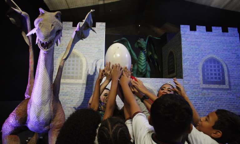 MED102. MEDELLÍN (COLOMBIA), 11/02/2023.- Niños asisten a la exhibición "Dinosaurios y Dragones fantásticos", el 10 de febrero de 2023, en Medellín (Colombia). "Dinosaurios y Dragones Fantásticos", considerado el tour animatrónico más grande de Latinoamérica, inició este sábado en Medellín un viaje prehistórico y mitológico con más de 30 figuras que simulan el aspecto y comportamiento estas criaturas. EFE/ Luis Eduardo Noriega A.
