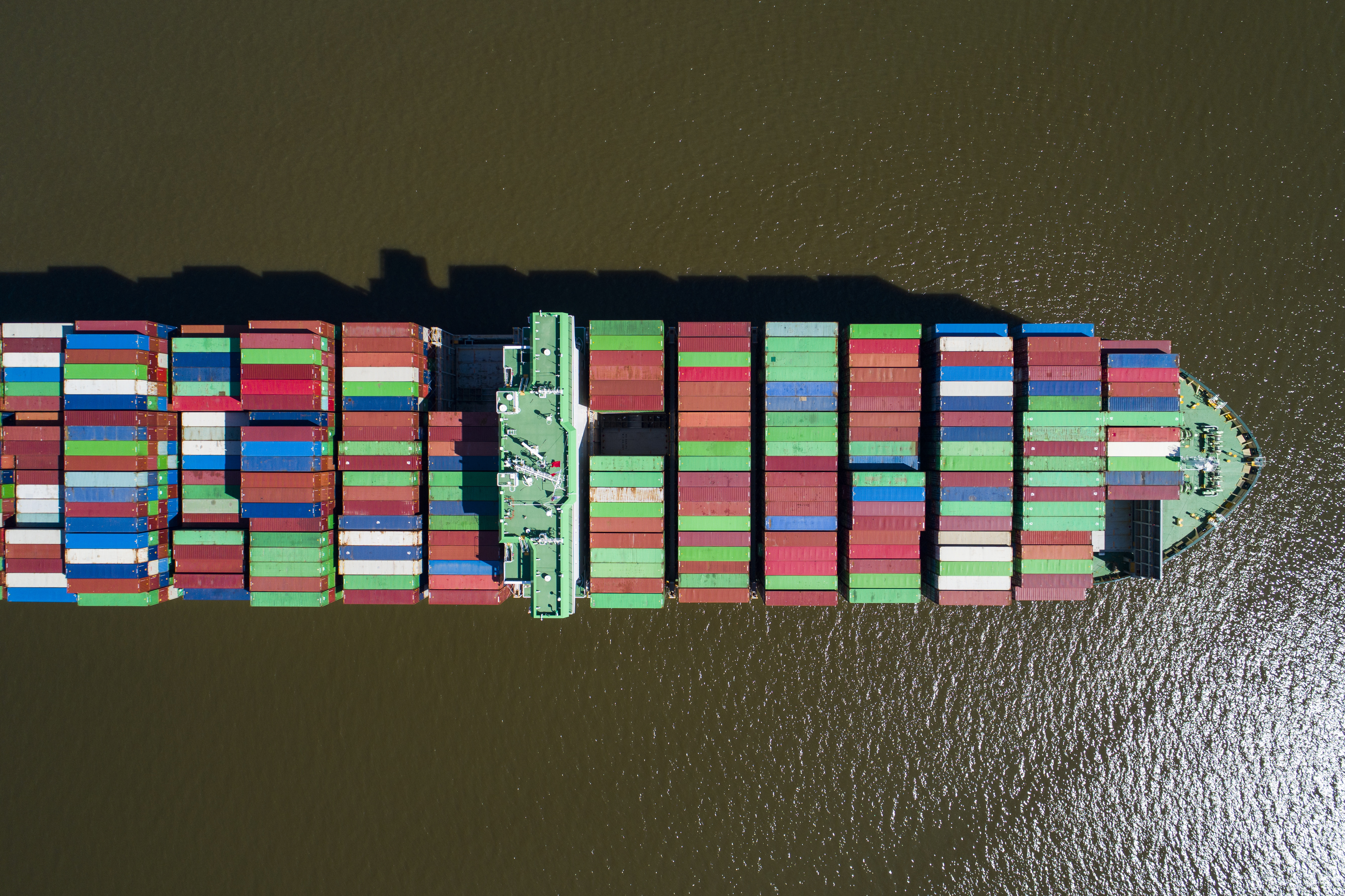 Arcadia (Usa), 15/03/2022.- An image made with a drone shows the 1,100-foot container ship Ever Forward (IMO 9850551), which remains run aground in the Chesapeake Bay two miles offshore of Arcadia, Maryland, USA, 15 March 2022. Nearly a year ago its sister ship, Ever Given, got stuck in the Suez Canal, blocking ship traffic for almost a week. (Estados Unidos) EFE/EPA/JIM LO SCALZO