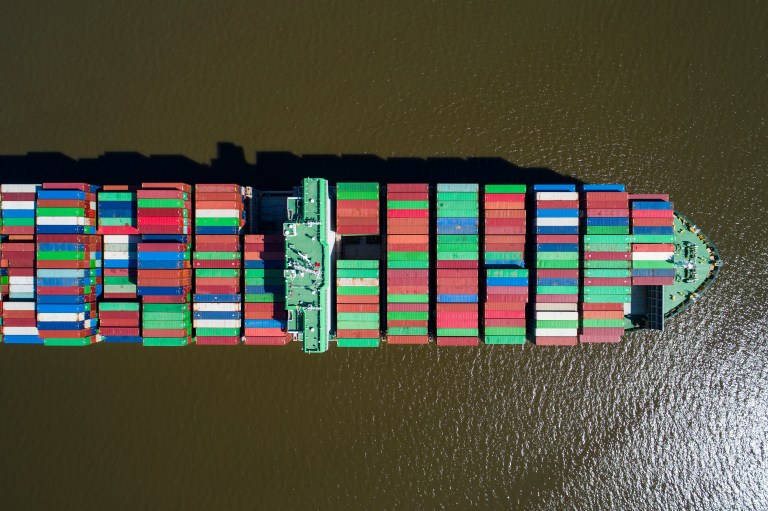 De nuevo, un buque gigante bloqueó el Canal del Suez