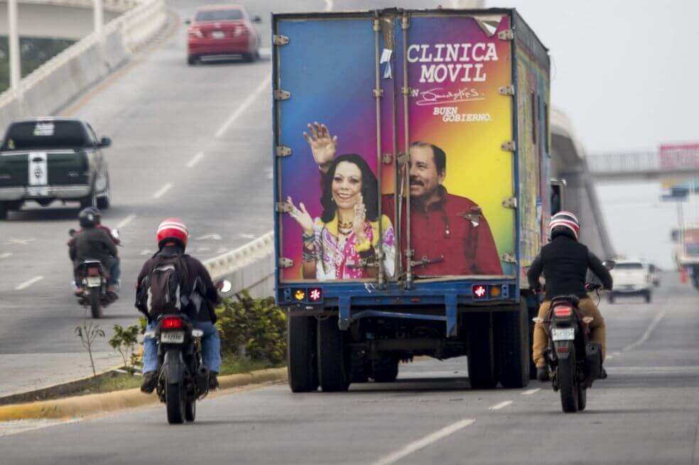 Una clínica móvil con la imagen del presidente de Nicaragua Daniel Ortega (derecha), y su esposa la vicepresidenta Rosario Murillo (izquierda), es vista este lunes en una avenida de Managua (Nicaragua).  / EFE