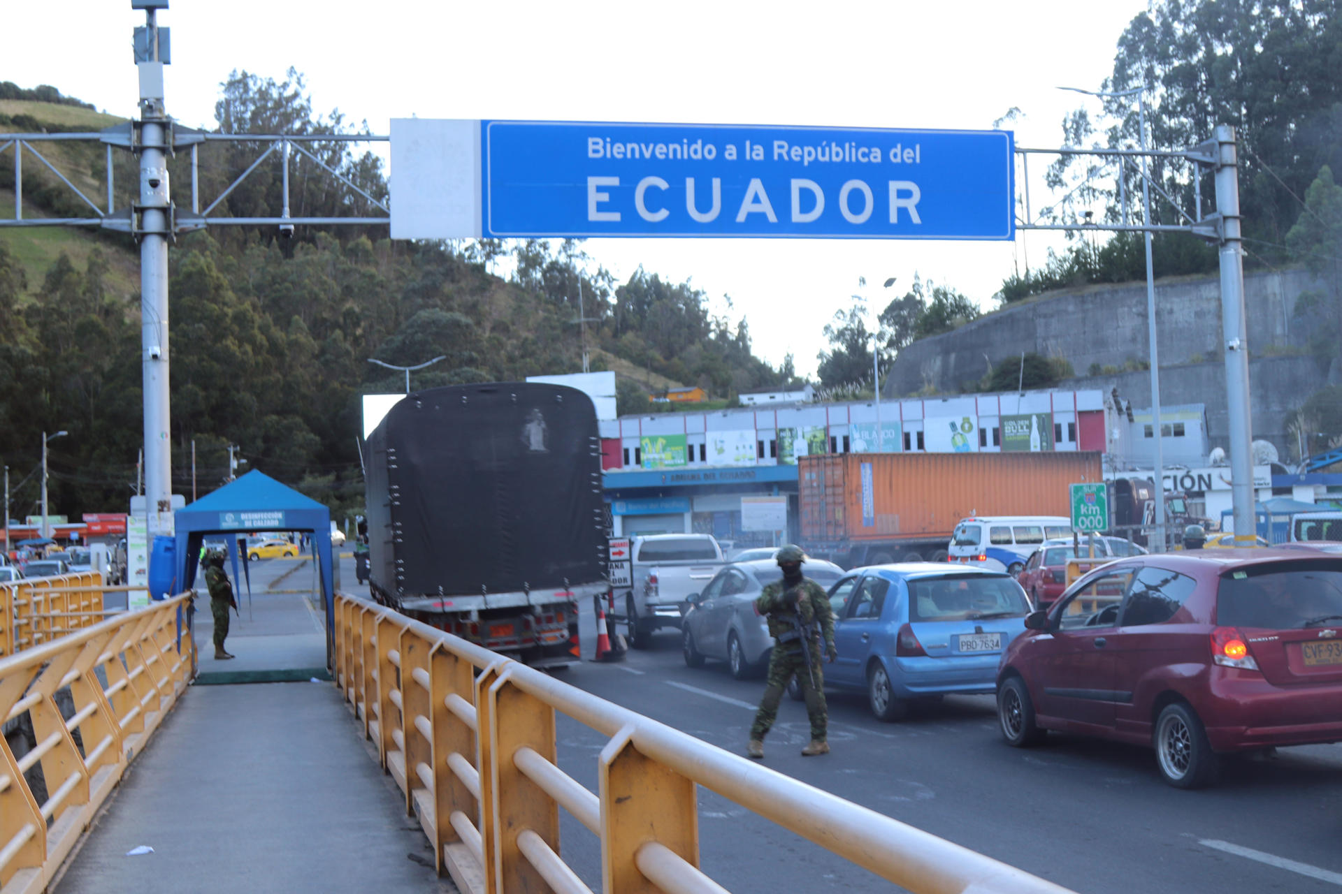 AME7671. IPIALES (COLOMBIA), 01/06/2026.- Fotografía que muestra varios vehículos circulando por el puente de Rumichaca en la frontera entre Colombia y Ecuador este lunes, en Ipiales (Colombia). Comerciantes de la frontera entre Ecuador y Colombia celebraron la eliminación de los aranceles impuestos por el Gobierno del presidente de Ecuador, Daniel Noboa, a las importaciones colombianas, y, desde el lado ecuatoriano, pidieron al mandatario medidas de apoyo económico para recuperarse tras cuatro meses de guerra comercial. EFE/ Xavier Montalvo