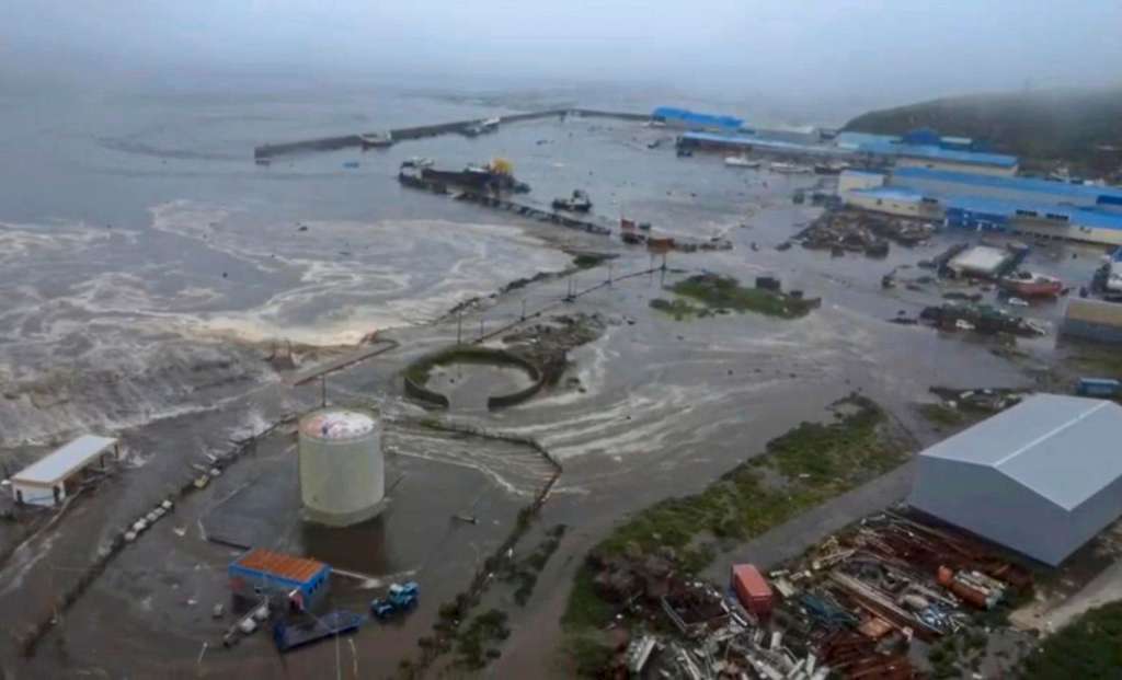 SEVERO-KURILSK (Russian Federation), 30/07/2025.- A still image taken from a handout video provided by the Geophysical Center of the Russian Academy of Sciences shows a flooded area in Severo-Kurilsk, Sakhalin Region, Russia, 30 July 2025. Authorities in Russia's Sakhalin region have declared a state of emergency, after a 8.8 magnitude earthquake struck off Russia's Kamchatka Peninsula on 30 July, triggering tsunami warnings and evacuation orders. (Terremoto/sismo, Rusia) EFE/EPA/GEOPHYSICAL SURVEY OF THE RUSSIAN ACADEMY OF SCIENCES HANDOUT HANDOUT EDITORIAL USE ONLY/NO SALES