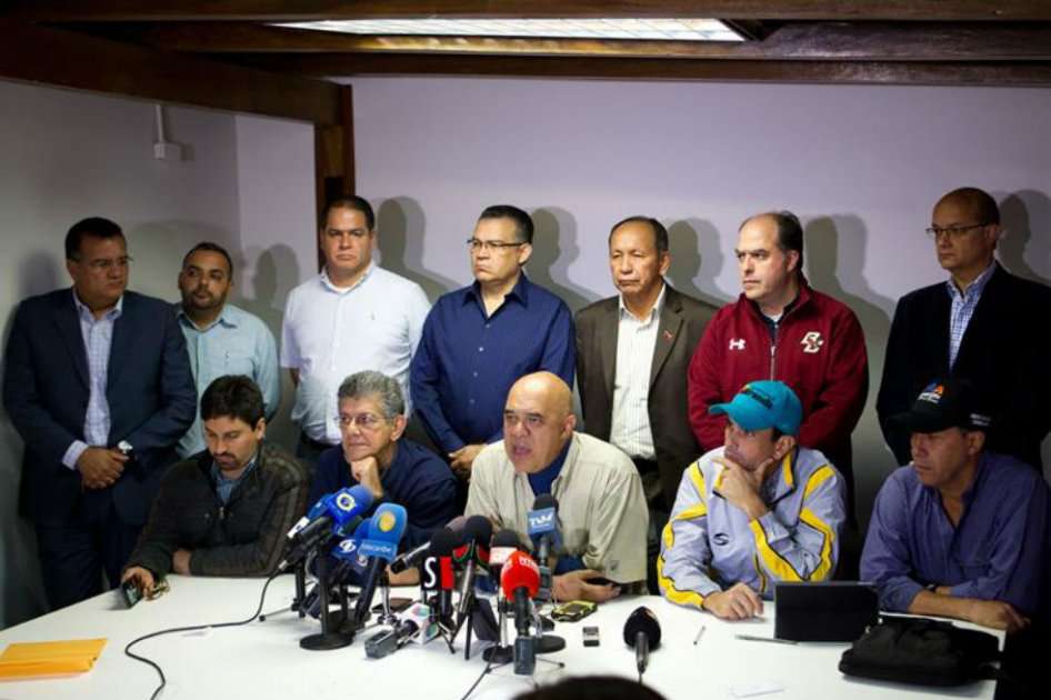 El secretario general de la alianza opositora venezolana Mesa de la Unidad Democrática (MUD), Jesús Torrealba hizo la denuncia. / EFE