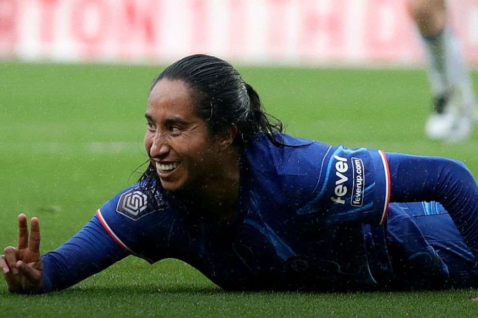 Mayra Ramírez celebra tras anotarle a Liverpool en la fecha siete de la Women's Super League de Inglaterra.