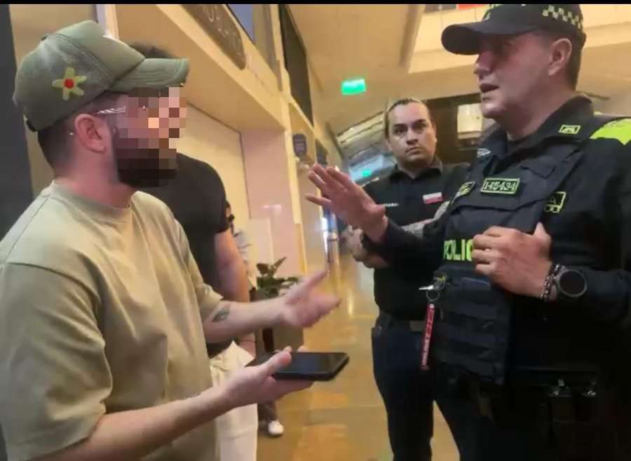 El caso ocurrió en una sala de cine del centro comercial EL Tesoro, en El Poblado. La familia del joven pidió garantías para que el agresor responsa ante la justicia colombiana.